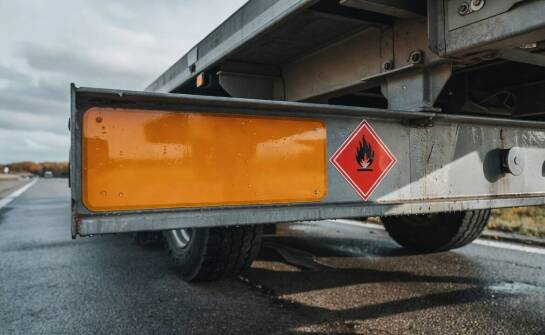 Jak odczytać tablicę ADR i etykietę chemiczną przy ocenie wycieku w transporcie
