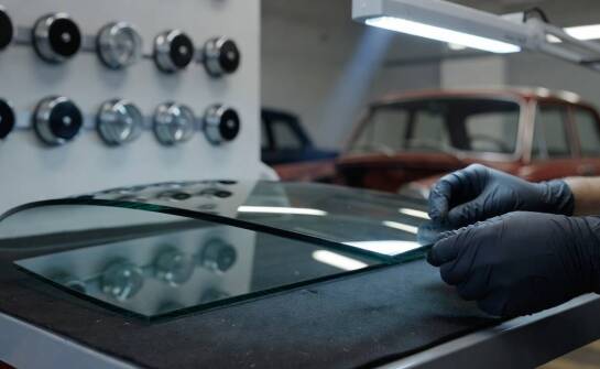 Jak materiał i technologia wykonania wpływają na bezpieczeństwo dorabianej szyby samochodowej