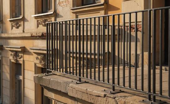 Jak dobrać balustradę do wrocławskiej zabudowy: stare balkony, przepisy i materiał