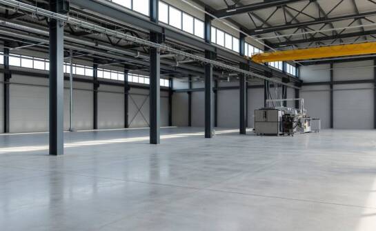 Układ maszyn i przepływ materiałów — czego wymaga projekt hali produkcyjnej