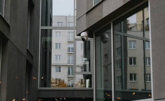 Dlaczego źle zamontowane kamery zawodzą w gęstej warszawskiej zabudowie