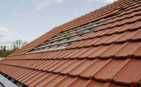Gdy stara więźba nie jest idealna — jak dobrać model dachówki ceramicznej do remontu dachu