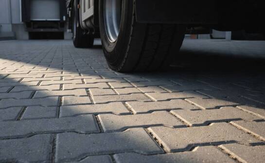 Dlaczego spoiny w nawierzchni z kostki decydują o trwałości parkingów pod ruchem ciężkim