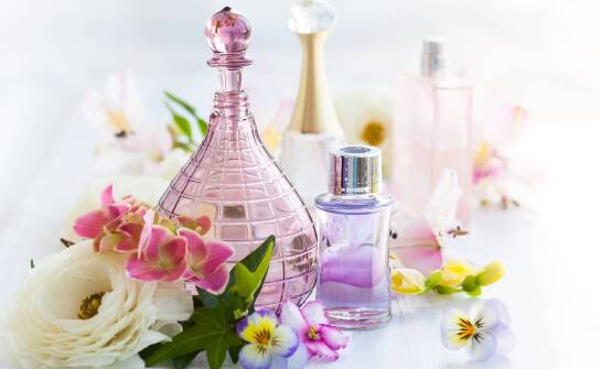 Jak czytać ofertę perfum inspirowanych, gdy liczą się bezpieczeństwo i trwałość