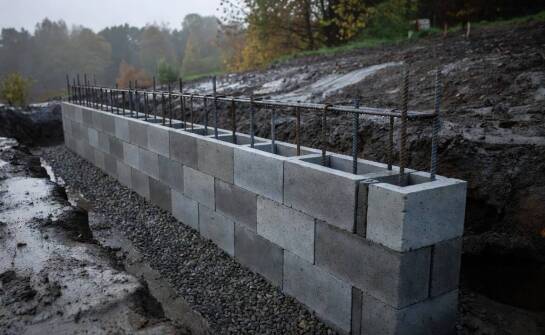 Jak warunki gruntu w Małopolsce wpływają na dobór pustaków szalunkowych do fundamentów i murów oporowych