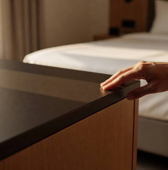 Jak wykończenie mebli wpływa na ich trwałość i koszty odświeżania pokoi hotelowych