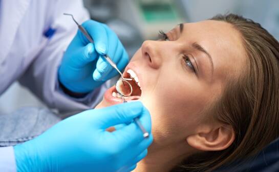Jak ciąża zmienia dziąsła, szkliwo i moment wykonania zabiegu u dentysty