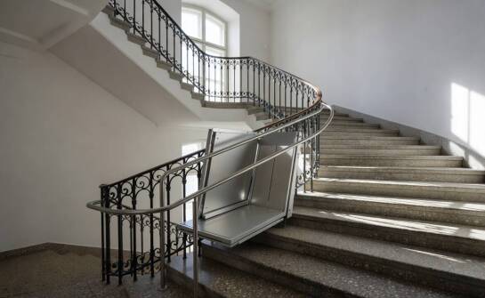 Dlaczego podobna platforma schodowa bywa wyceniana inaczej w zależności od budynku