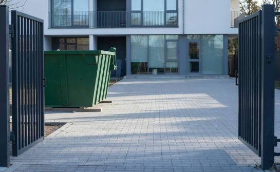 Jak rozplanować wywóz odpadów na działce usługowo-mieszkalnej w Wólce Kosowskiej, żeby nie zatrzymać ruchu