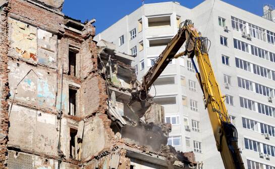 Jak przebiega wyburzenie budynku w mieście: formalności, zabezpieczenie terenu i wywóz gruzu