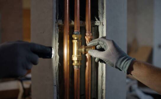 Dlaczego modernizacja pionów sanitarnych i grzewczych wymaga sprawdzenia montażu zabezpieczenia przed cofnięciem wody