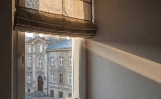 Jak lokalizacja okna w Poznaniu wpływa na tempo osadzania kurzu na roletach rzymskich