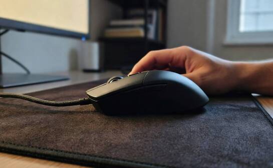 Kabel, sensor i przełączniki — z czego wynika jakość myszy do grania na kablu