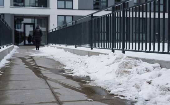 Kto odpowiada za śnieg przy nieruchomości i kiedy trzeba go wywieźć