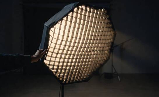 Dlaczego grid w softboxie ogranicza ucieczkę światła poza kadr i tło
