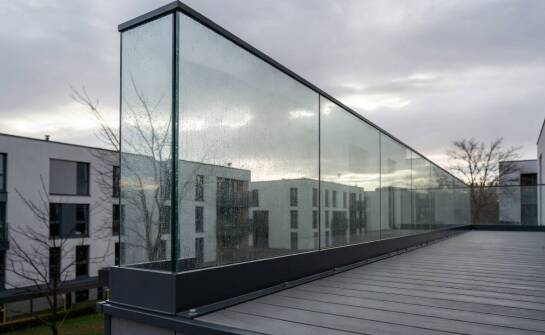 Jak wiatr, opady i układ budynku zmieniają projekt balustrady ze szkła na balkon lub taras
