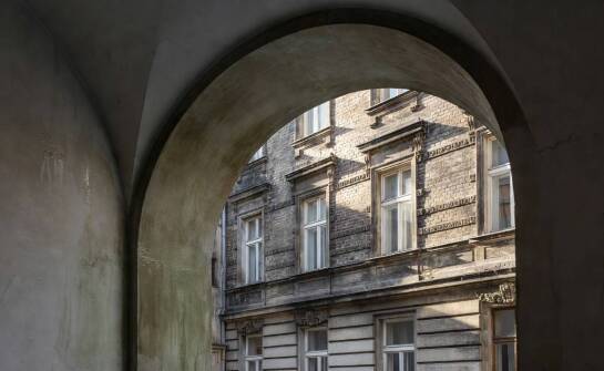 Dlaczego elewacja w Łodzi szarzeje nierówno i kiedy sygnalizuje potrzebę mycia