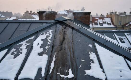 Jak krakowski smog, śnieg i wahania temperatur skracają żywotność dachu