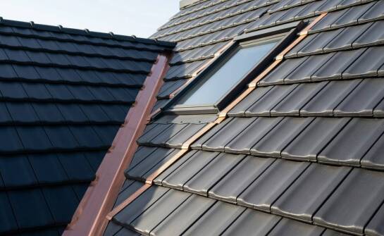 Jak rozmieścić miedzianą taśmę na połaci z kalenicą, koszami i oknami dachowymi