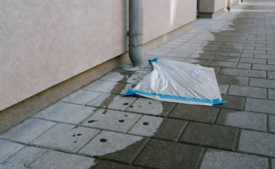 Dlaczego malowanie dachu zostawia zabrudzenia na elewacji i kostce wokół budynku