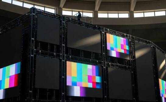 Telebim przestał być tylko ekranem — dziś liczą się prąd i formalności montażu