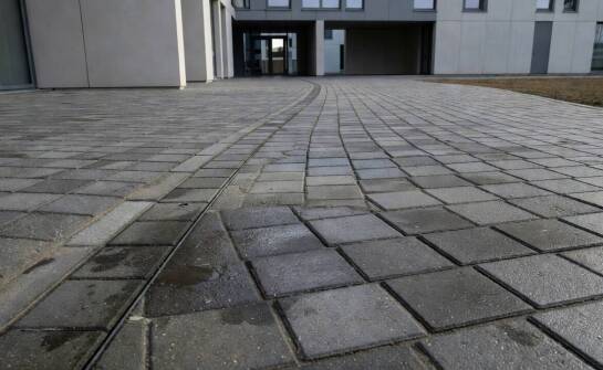 Dlaczego kostka brukowa w Bydgoszczy brudzi się nierówno i jak planować jej mycie