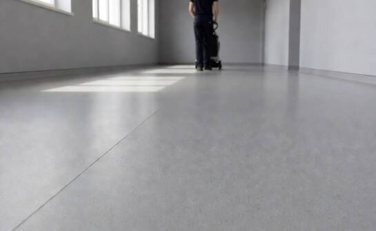 Homogeniczna czy heterogeniczna wykładzina PCV — co zmienia się w codziennym użytkowaniu