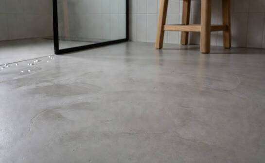 Kiedy dekoracyjny beton na podłodze sprawdza się w wilgotnych pomieszczeniach starszych mieszkań i lokali