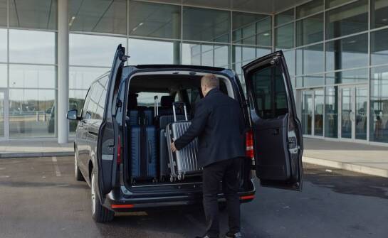 Jak zorganizować grupowy transfer na lotnisko pod Poznaniem, gdy liczą się bagaż i odprawa