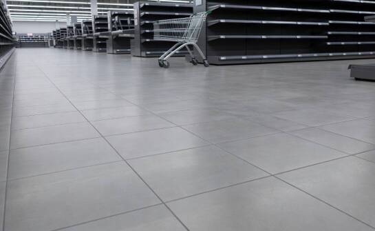 Jak zaplanować posadzkę w sklepie dyskontowym w technologii wibroprasowanej pod ruch klientów i dostawy