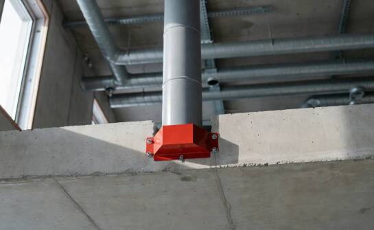 Jak dobrać opaskę ogniochronną do rury palnej, przegrody i typu instalacji