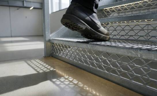 Jak grubość płaskowników i rozstaw prętów wpływają na ugięcie stalowych stopni kratowych