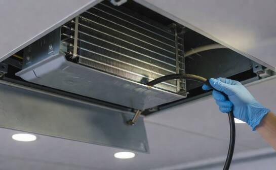 Dlaczego parownik i odpływ skroplin decydują o higienie klimatyzacji w obiektach użytkowych B2B