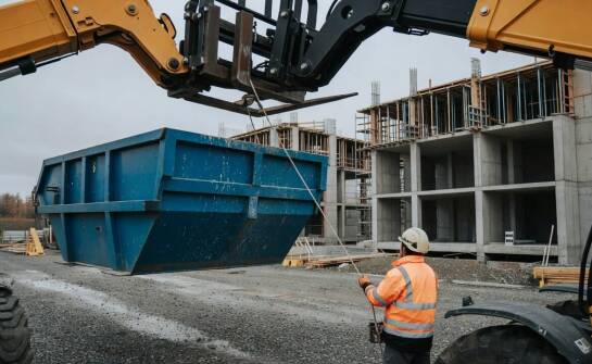 Jak pojemnik z gniazdami widłowymi porządkuje betonowanie na placu bez stałego żurawia