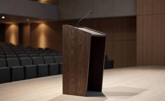 Jak gatunek drewna i wykończenie wpływają na stabilność oraz odbiór mównicy konferencyjnej