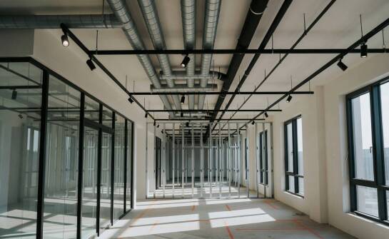 Dlaczego projekt biura trzeba czytać razem z instalacjami, logistyką i odbiorami technicznymi