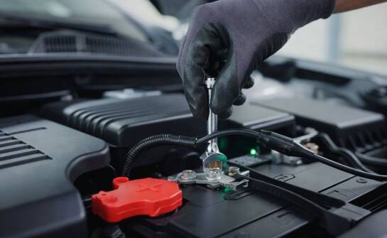 Dlaczego samo odpięcie klem nie wystarcza w aucie z elektroniką