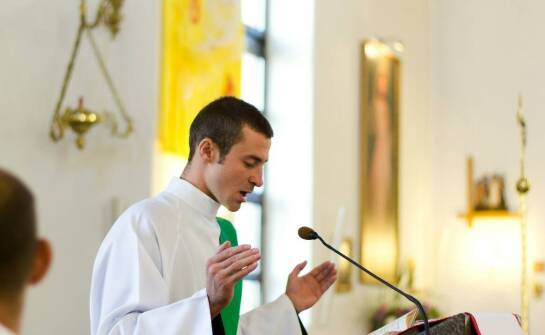 Jak tradycja śpiewu liturgicznego i chorału kształtuje modlitwę oraz kulturę chrześcijańską?