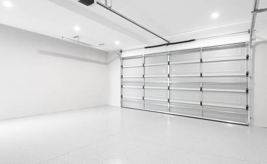 Was wirklich über Haltbarkeit und Dämmung einer Garage aus Glas und Aluminium entscheidet