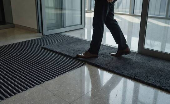 How to Design a Sequence of Cleaning Zones at an Entrance with a Primary Brush Barrier?