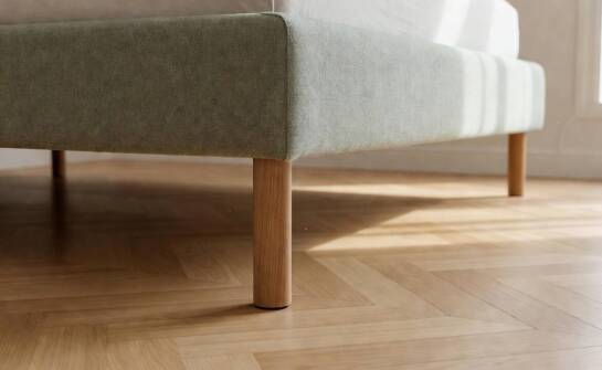 Jak nóżki wpływają na stabilność, akustykę i porządek pod tapicerowanym łóżkiem