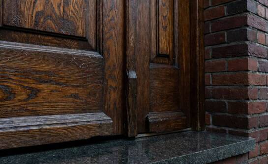 Jak śląska wilgoć i wahania temperatury wpływają na pracę drewnianych drzwi