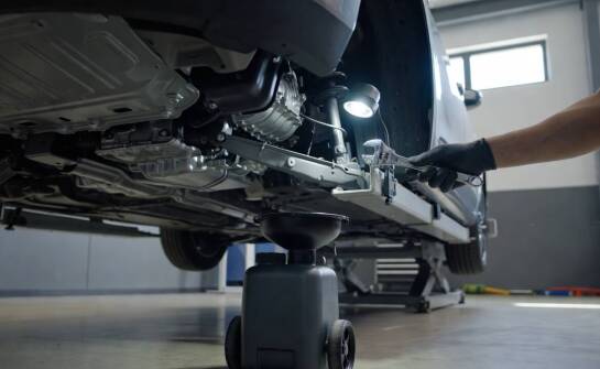 Jak przebiega serwis olejowy w warsztacie i co mechanik sprawdza przy okazji