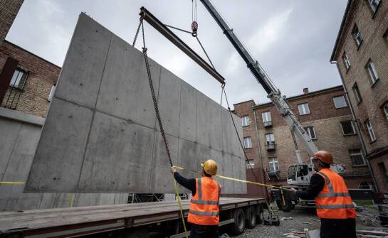 Rozładunek prefabrykatów z transportu i montaż dźwigiem na ciasnym miejskim placu