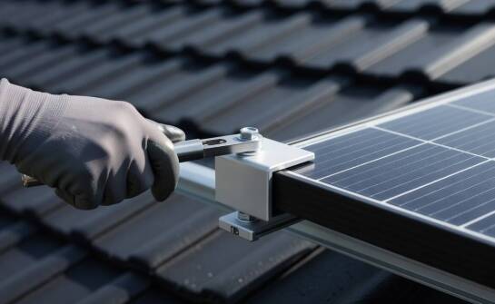 Dlaczego docisk na końcu rzędu modułów decyduje o pracy całej instalacji PV