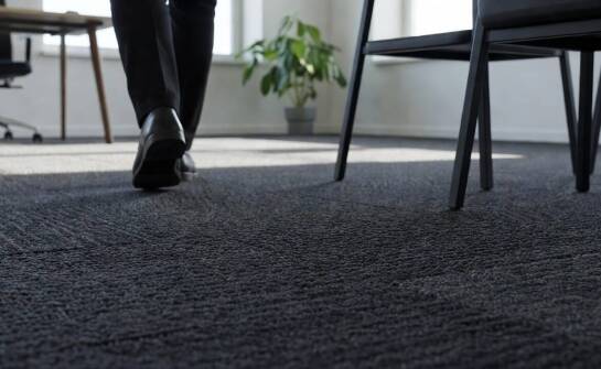Dlaczego miękka podłoga tłumi hałas w open space, hotelu i strefie fitness
