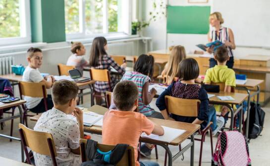 Codzienny ruch i wsparcie specjalistów w rytmie dnia ucznia szkoły podstawowej