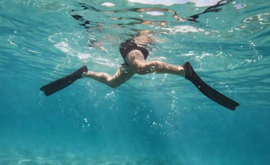 Jak praca nóg z płetwami zmienia tempo, zmęczenie i stabilność podczas snorkelingu i nurkowania rekreacyjnego