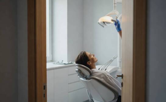 Codzienna praca dentysty: od przeglądu jamy ustnej po decyzję o skierowaniu