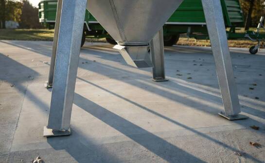 Flachbodensilo oder Trichtersilo – wie die Konstruktion die Handhabung und Entleerung von Getreide beeinflusst